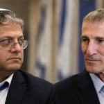 איתמר בן גביר ויאיר גולן מביטים זה בזה על רקע כחול לבן