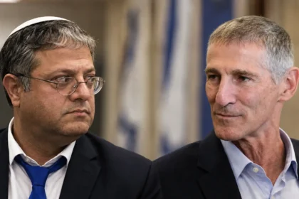 איתמר בן גביר ויאיר גולן מביטים זה בזה על רקע כחול לבן