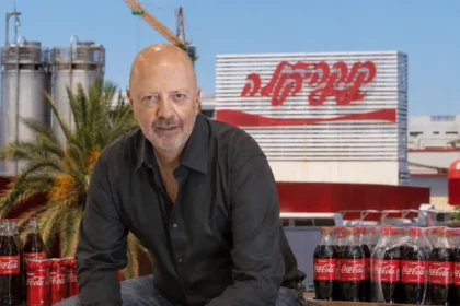 טל רבן על רקע מפעל קוקה קולה ואריזות המשקה