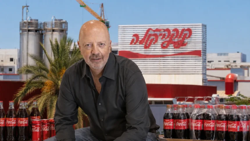 טל רבן על רקע מפעל קוקה קולה ואריזות המשקה