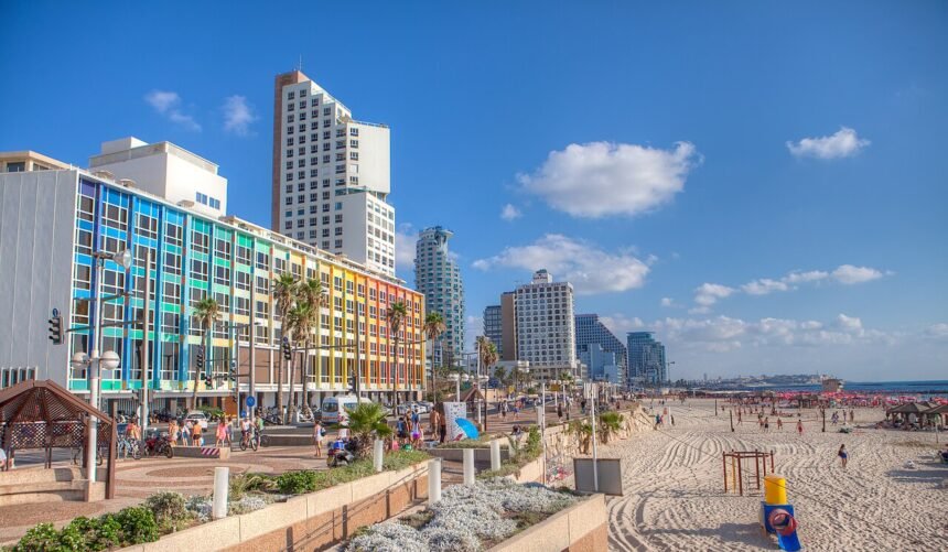 בניינים והטיילת לאורך חוף תל אביב, צילום ארכיון משנת 2012