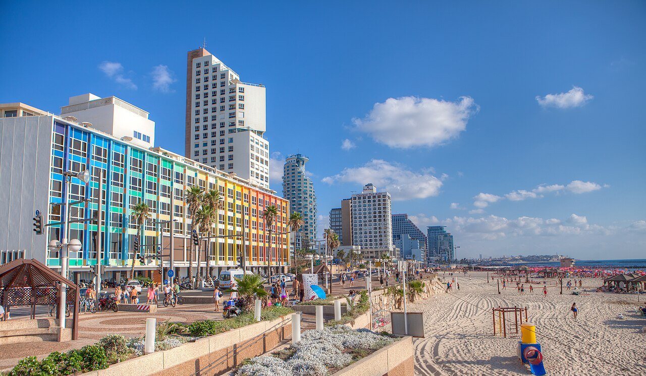 בניינים והטיילת לאורך חוף תל אביב, צילום ארכיון משנת 2012