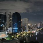 קו הרקיע של בנגקוק מעל פארק בנג'קיטי בלילה, צילום ארכיון