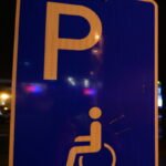 שלט חניה לנכים להמחשת הבהרת ביטוח לאומי על תו חניה לנכה