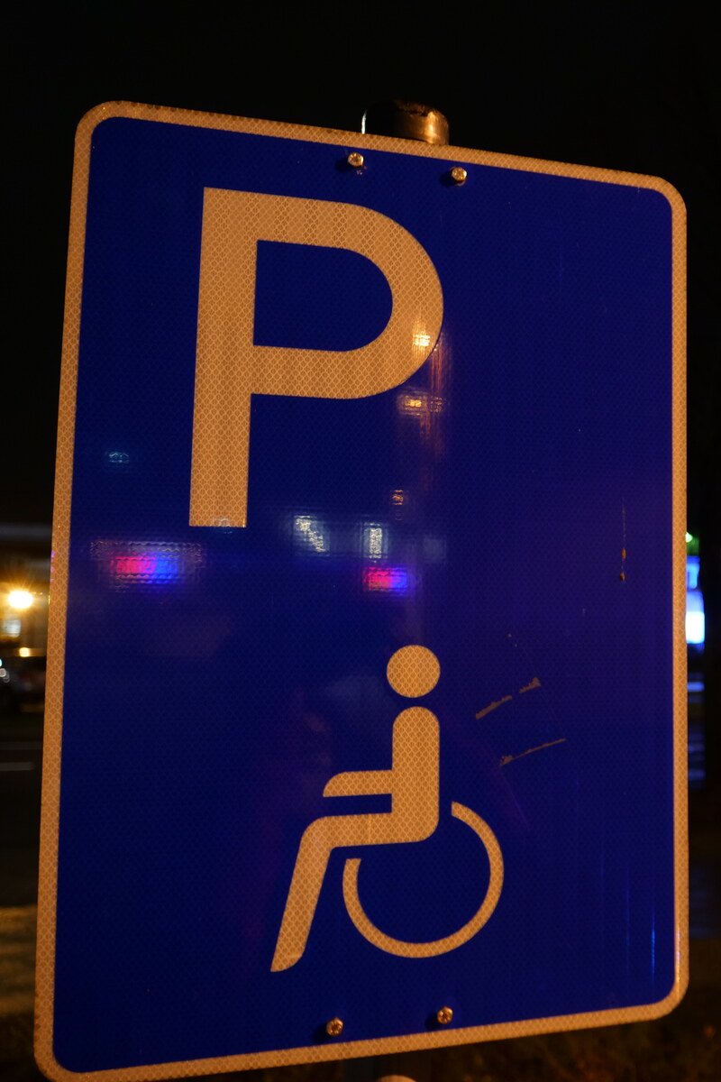 שלט חניה לנכים להמחשת הבהרת ביטוח לאומי על תו חניה לנכה